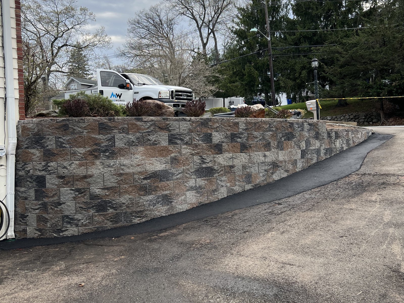 Finished multi-tone block retaining wall